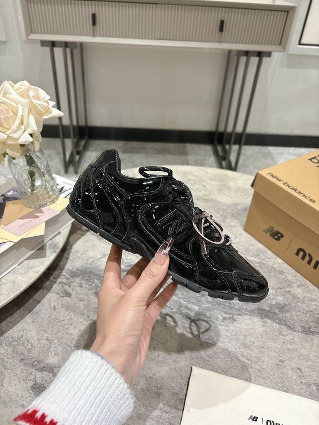 Miu Miunew Balance 联名系列休闲运动鞋、各大品牌都热衷于跨界联名、缪缪这次联名诚意满满非常有亮点鞋面漆皮牛皮 网布拼接、做旧毛边设计、复古又叛