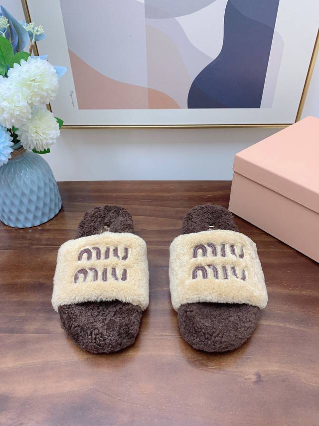 出厂价 Miumiu顶级版本2024秋冬潮品毛毛拖 ！1：1开模秒杀市场一切版本 欧美名媛 明星 网红girl 大爱款 ，冰岛进口羊毛 单色羊毛蓬松柔软 亲肤柔