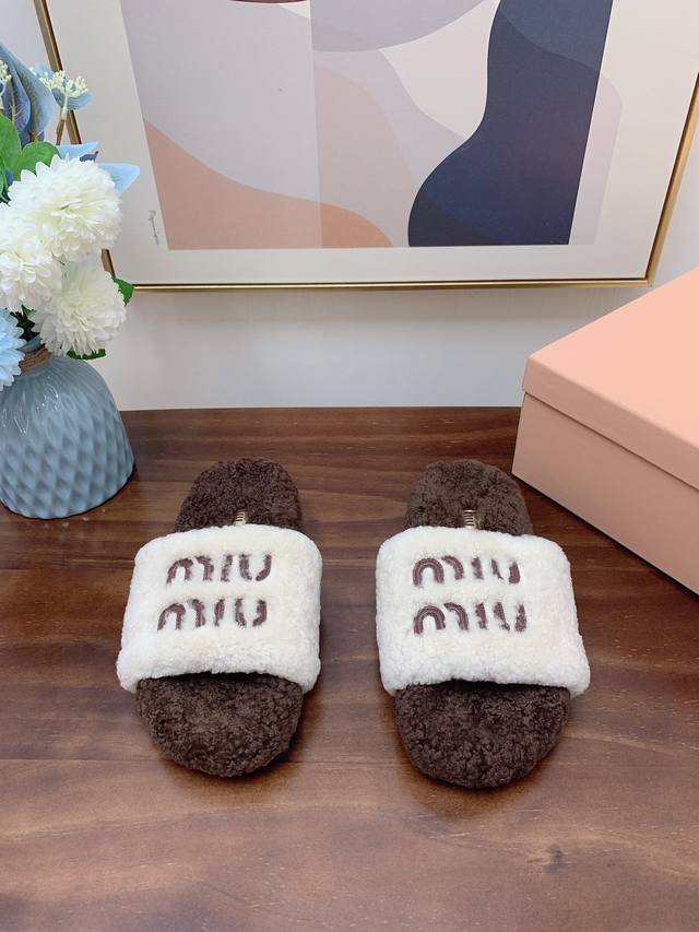 出厂价 Miumiu顶级版本2024秋冬潮品毛毛拖 ！1：1开模秒杀市场一切版本 欧美名媛 明星 网红girl 大爱款 ，冰岛进口羊毛 单色羊毛蓬松柔软 亲肤柔