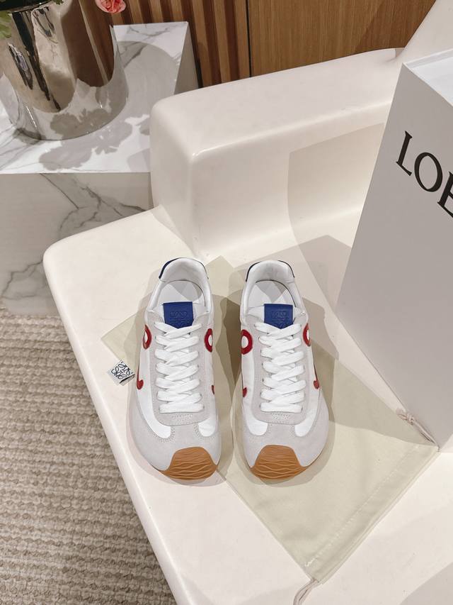 高品质出厂 顶级品质情侣款！Loewe罗意威2025早春新款 Ballet Runner 新款芭蕾舞鞋休闲运动鞋超级棒 不对称鞋头造型超柔软，轻便且灵活的鞋底，