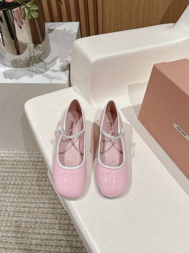 高品质出厂 ！顶级品质miumiu缪缪25春夏走秀新款new Arrival～拼色粗跟圆头玛丽珍珍珠扣带单鞋！光泽牛漆皮鞋面一字带，金属miu缪logo饰以点缀