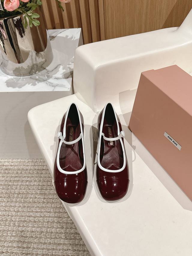 高品质出厂 ！顶级品质miumiu缪缪25春夏走秀新款new Arrival～拼色粗跟圆头玛丽珍珍珠扣带单鞋！光泽牛漆皮鞋面一字带，金属miu缪logo饰以点缀