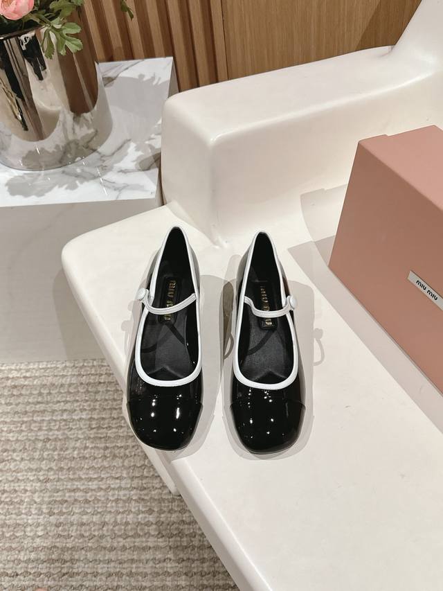 高品质出厂 ！顶级品质miumiu缪缪25春夏走秀新款new Arrival～拼色粗跟圆头玛丽珍珍珠扣带单鞋！光泽牛漆皮鞋面一字带，金属miu缪logo饰以点缀