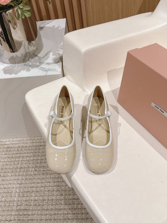 高品质出厂 ！顶级品质miumiu缪缪25春夏走秀新款new Arrival～拼色粗跟圆头玛丽珍珍珠扣带单鞋！光泽牛漆皮鞋面一字带，金属miu缪logo饰以点缀