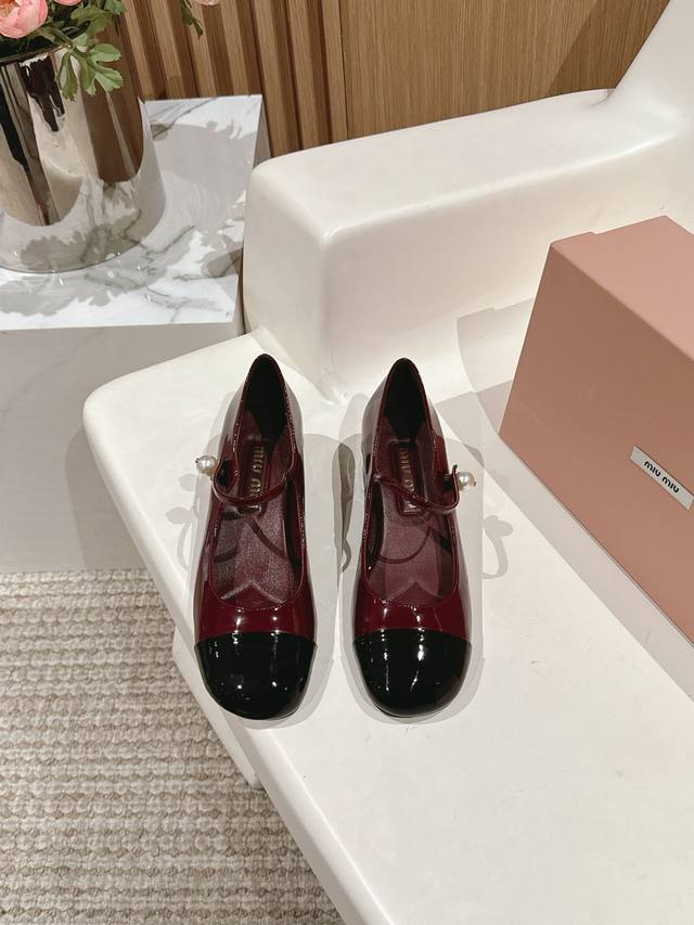 高品质出厂 ！顶级品质miumiu缪缪25春夏走秀新款new Arrival～拼色粗跟圆头玛丽珍珍珠扣带单鞋！光泽牛漆皮鞋面一字带，金属miu缪logo饰以点缀