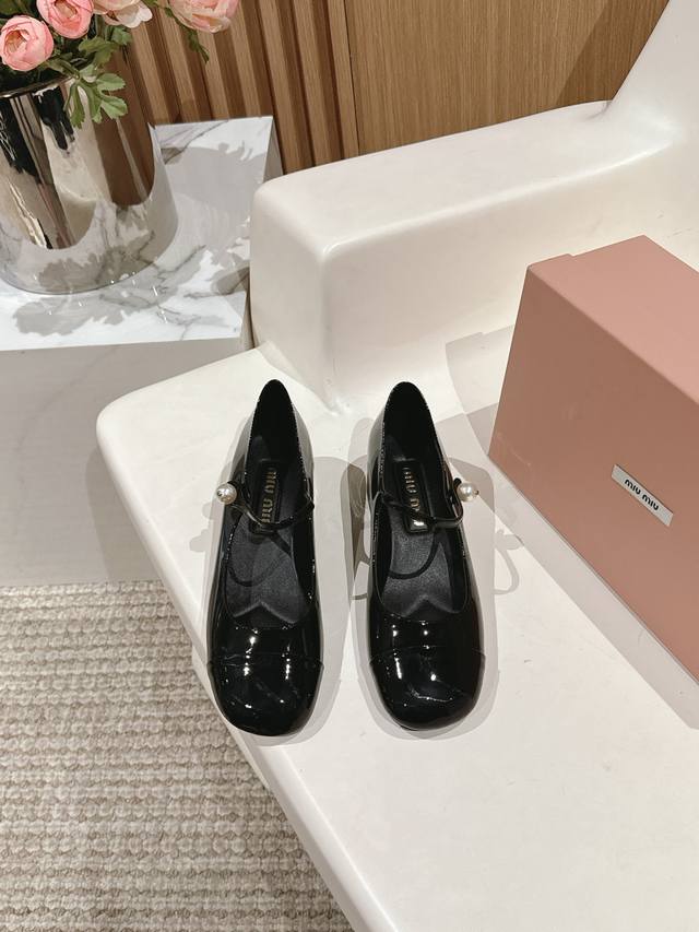 高品质出厂 ！顶级品质miumiu缪缪25春夏走秀新款new Arrival～拼色粗跟圆头玛丽珍珍珠扣带单鞋！光泽牛漆皮鞋面一字带，金属miu缪logo饰以点缀