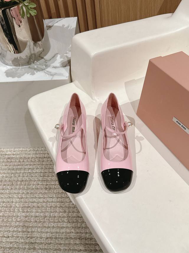 高品质出厂 ！顶级品质miumiu缪缪25春夏走秀新款new Arrival～拼色粗跟圆头玛丽珍珍珠扣带单鞋！光泽牛漆皮鞋面一字带，金属miu缪logo饰以点缀