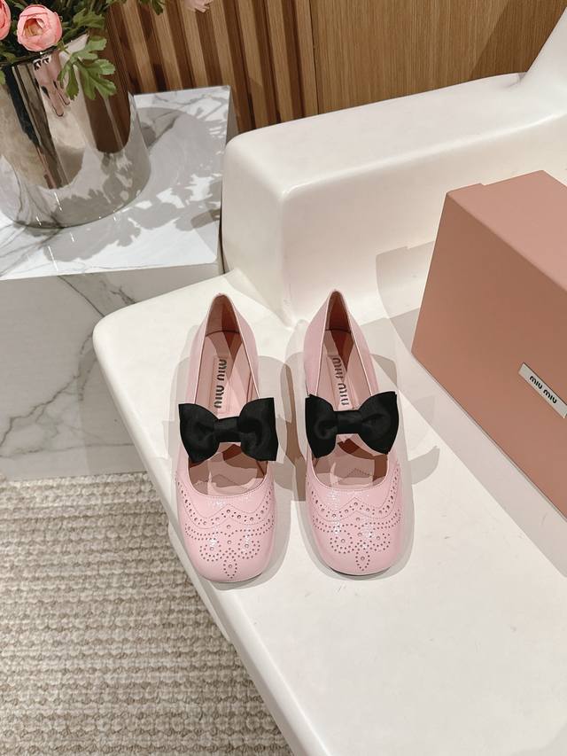 高品质出厂 ！顶级品质miumiu缪缪25春夏走秀新款new Arrival～拼色粗跟圆头玛丽珍珍珠扣带单鞋！光泽牛漆皮鞋面一字带，金属miu缪logo饰以点缀