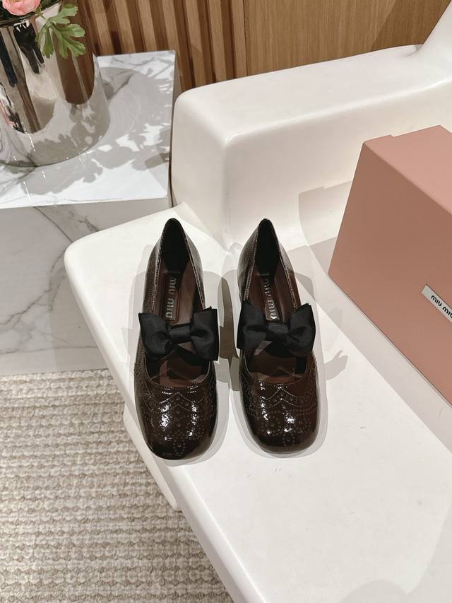 高品质出厂 ！顶级品质miumiu缪缪25春夏走秀新款new Arrival～拼色粗跟圆头玛丽珍珍珠扣带单鞋！光泽牛漆皮鞋面一字带，金属miu缪logo饰以点缀