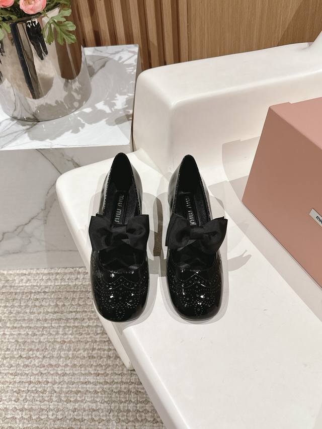 高品质出厂 ！顶级品质miumiu缪缪25春夏走秀新款new Arrival～拼色粗跟圆头玛丽珍珍珠扣带单鞋！光泽牛漆皮鞋面一字带，金属miu缪logo饰以点缀