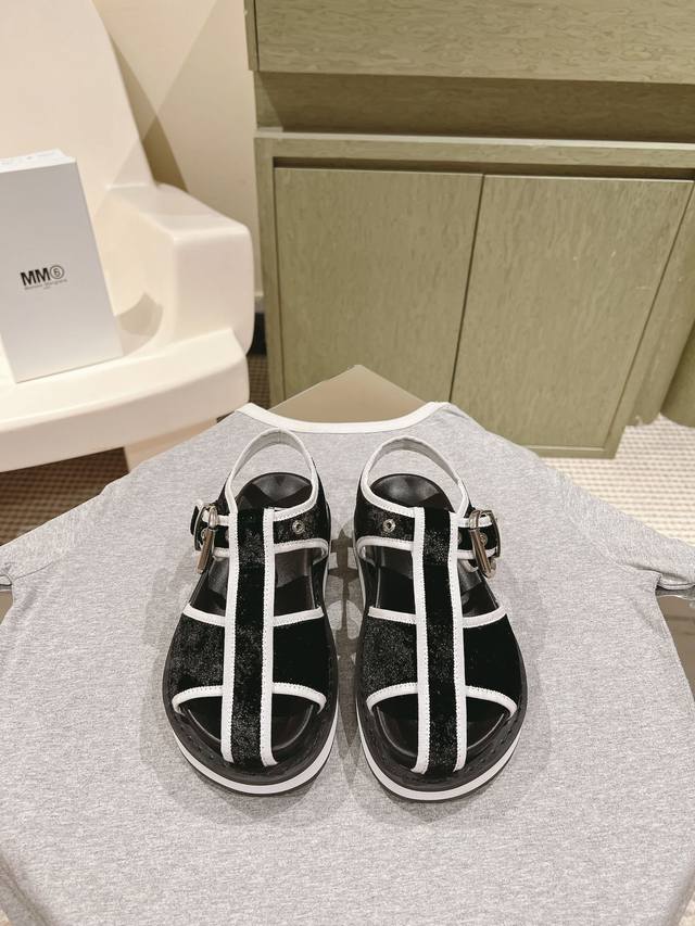 绒面 皮面Mm6厚底罗马凉鞋 225 Maisonmargiela ！大热时尚风 慵懒风系列 Mm6 Maison Margiela的实验性从功能主义的解构美学