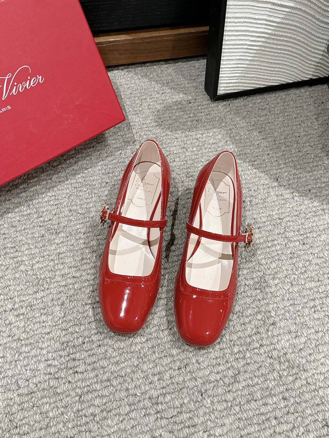 顶级品质Roger Vivier Fw25 Mew Arrival～Rv 2025小雏菊钻扣玛丽珍新品俏皮减龄又不失高级感，富家千金即视感鞋面进口牛漆皮 内里小