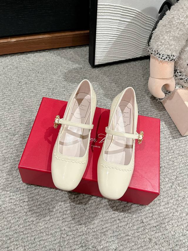 顶级品质Roger Vivier Fw25 Mew Arrival～Rv 2025小雏菊钻扣玛丽珍新品俏皮减龄又不失高级感，富家千金即视感鞋面进口牛漆皮 内里小