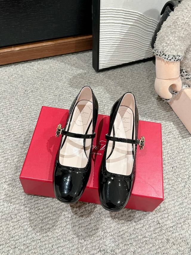 顶级品质Roger Vivier Fw25 Mew Arrival～Rv 2025小雏菊钻扣玛丽珍新品俏皮减龄又不失高级感，富家千金即视感鞋面进口牛漆皮 内里小