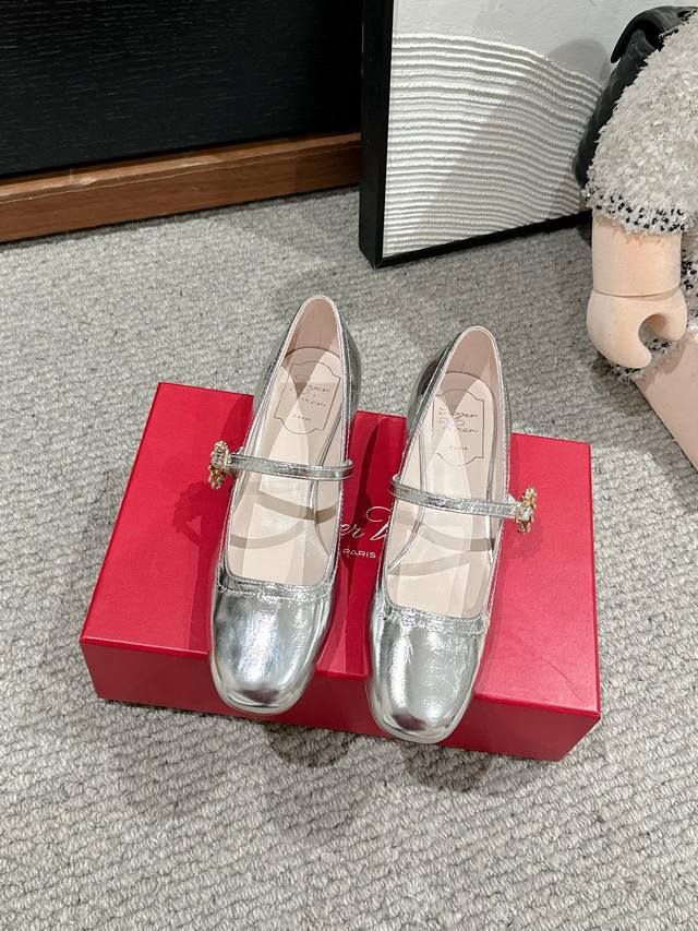 顶级品质Roger Vivier Fw25 Mew Arrival～Rv 2025小雏菊钻扣玛丽珍新品俏皮减龄又不失高级感，富家千金即视感鞋面进口牛漆皮 内里小