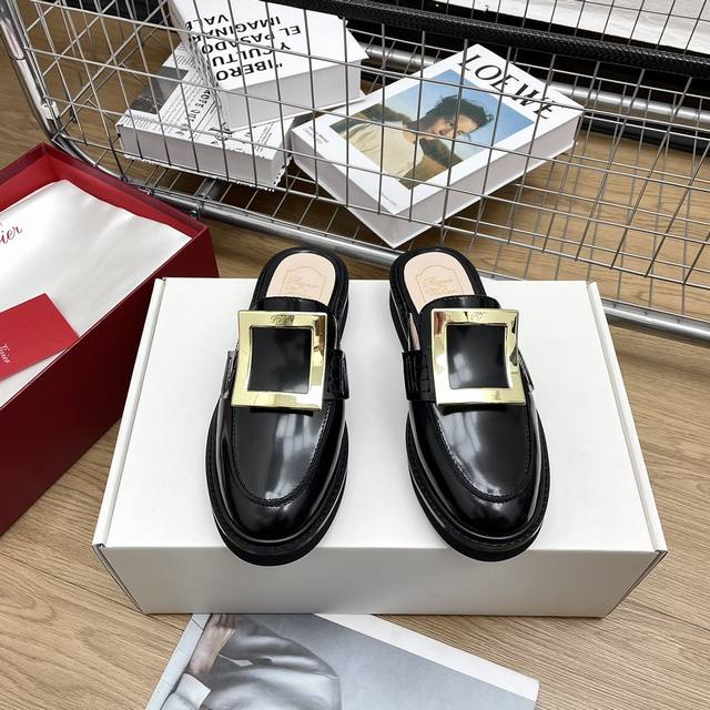 顶级版本代购级roger Vivier Fw25 Rv2025春夏新款钻扣穆勒拖鞋经典鞋型，经典水晶方扣，厚底增高效果满分超级好搭配的夏季单品可甜可飒～经典又好