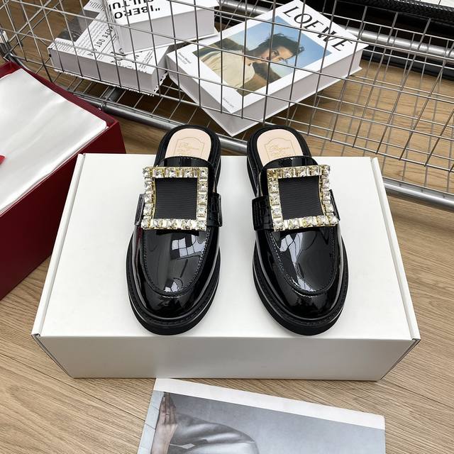 顶级版本代购级roger Vivier Fw25 Rv2025春夏新款钻扣穆勒拖鞋经典鞋型，经典水晶方扣，厚底增高效果满分超级好搭配的夏季单品可甜可飒～经典又好