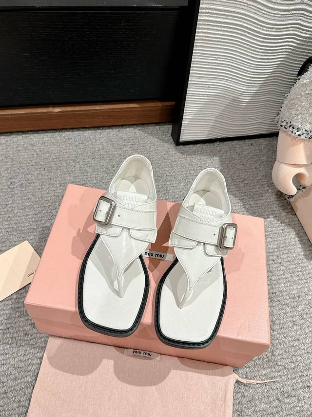 顶级品质Miumiu Ss25 New Arrival～Miu家2025春夏粗跟夹趾凉鞋新品时髦精一定要get的一双凉鞋，丰富视觉效果时髦但不会过于凌厉！真的很