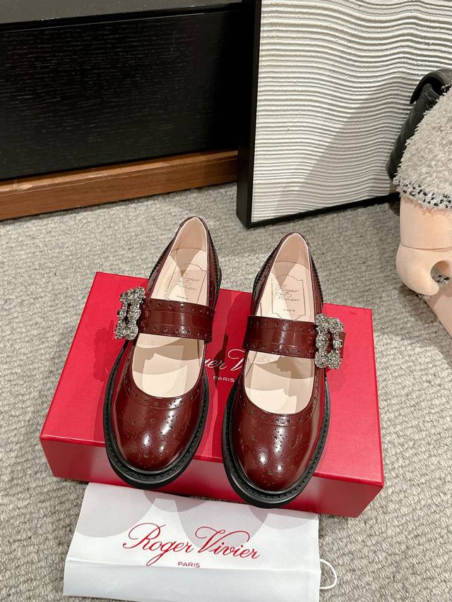 顶级品质Roger Vivier Fw25 New Arrival～Rv 2025春夏新款厚底方扣玛丽珍开边珠鞋面冲孔+雕花工艺 搭配雪花扣带，减龄单品！经典又