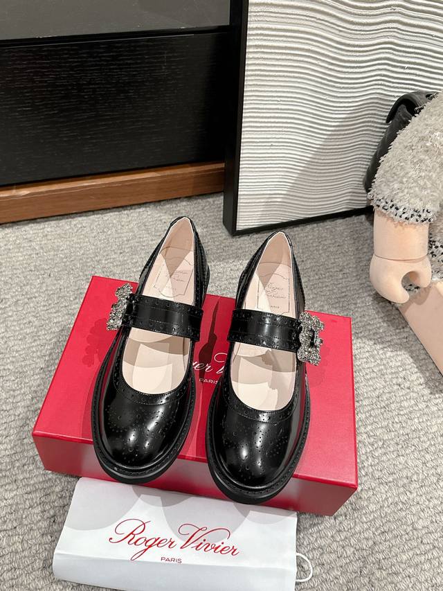 顶级品质Roger Vivier Fw25 New Arrival～Rv 2025春夏新款厚底方扣玛丽珍开边珠鞋面冲孔+雕花工艺 搭配雪花扣带，减龄单品！经典又