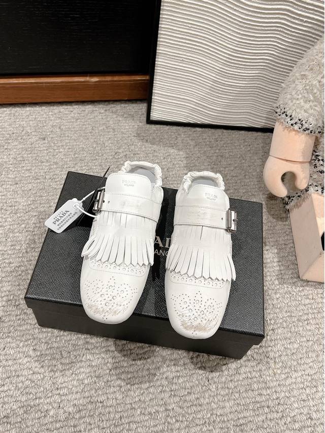 顶级品质Prada 25Ss 普拉达走秀款复古流苏平底鞋爆款复古感时髦满满 随意百搭 时尚休闲 独到味道，人人都爱也轻松驾驭 每年都会爆.足以征服你，穿上它，休