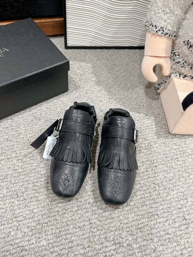 顶级品质Prada 25Ss 普拉达走秀款复古流苏平底鞋爆款复古感时髦满满 随意百搭 时尚休闲 独到味道，人人都爱也轻松驾驭 每年都会爆.足以征服你，穿上它，休