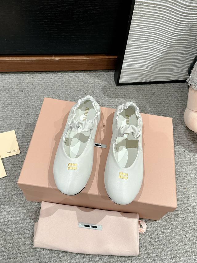 顶级品质Miumiu Ss25 New Arrival～Miu家2025早春新款芭蕾舞平底鞋超美的miumiu单品俏皮可爱 显嫩减龄～小仙女穿搭必备，真的好看且