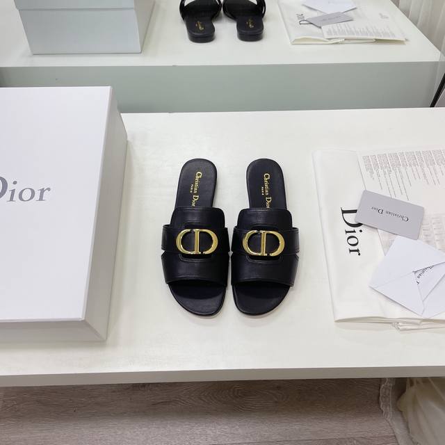 迪奥 Dior 早春新款女鞋 Cd字母logo平底镂空凉鞋，圆头粗跟果冻色拖鞋 市面顶级版本材质:鞋面进口混种羊皮+丝绸牛皮内里+意大利真皮大底跟高:平跟 4.