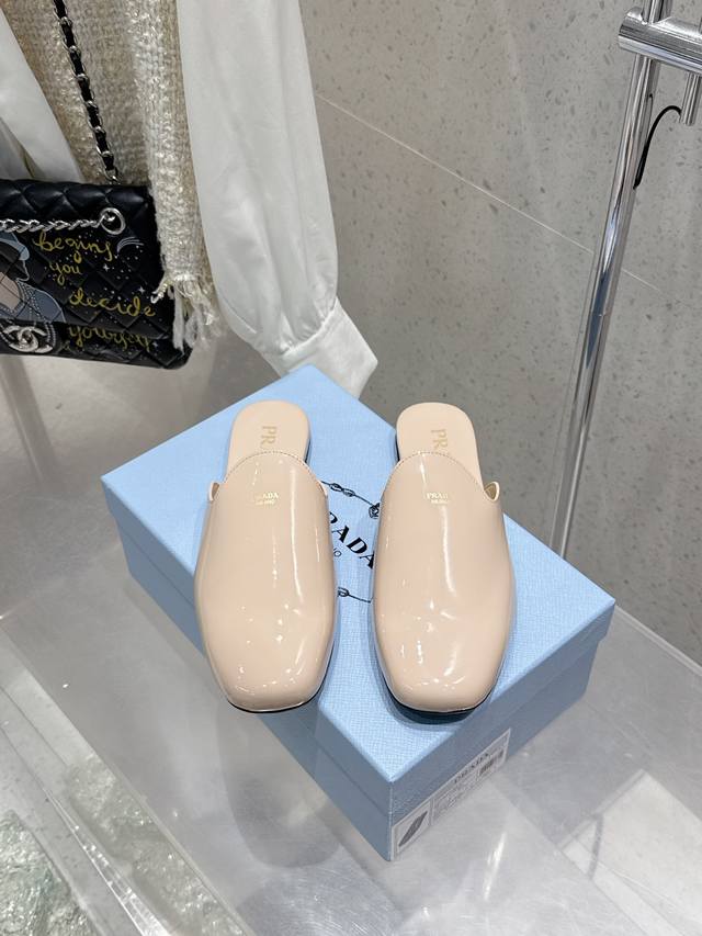 PRADA 2025新品专柜新款玛丽珍系列上新 鞋面：原版定制牛漆皮私模五金扣激光穿孔工艺 内里：特定混种羊皮内里大底：原版开模真皮大底 鞋码: 35-39 4